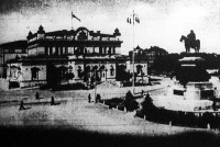 A szófiai parlament épülete, oldalt II. Sándor cárnak, Bulgária felszabadítójának, lovasszobrával