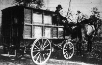 Ezt az öreg kocsit még az első világháború idején használták sebesültszállításra. Ma virágszállításra használja Kéri János, aki maga is világháborús rokkant.