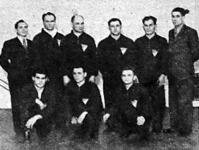At 1944. évi birkózóbajnokság győztese, a DVSC - Antal, Gedeon, Tarányi, Németi, Mihályfi A., Szűcs osztályvezető, Mihályfi L., Sipos, Csánki.jpg