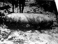  Kétezer kilós „döglött bomba”. Előbb „befúrja” magát a földbe s azután robban egytized másodperc alatt.