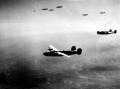 B-24 Liberator bombázók Budapest felett  Fotó Tom Santarlas.jpg