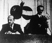 Tildy Zoltán köztársasági elnök beszél. Mellette Nagy Ferenc miniszterelnök (a Magyar-Szovjet Művelődési Társaság kongresszusán).