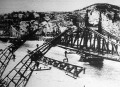 A Szabadság-híd középső elemét a József Attila és az Ady Endre úszódaruk egyszerre emelték a magasba.
