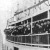 Belépésre engedélyezve (kivándorlókkal teli hajó hagyja el Ellis Island-et a vizsgálatot követően)