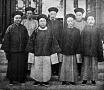 Kínai hivatalnokok  fehértalpú cipőben 