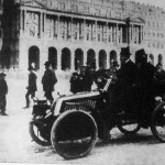 A sziámi trónörökös gróf Szapáry Pál automobilján, az országház előtt