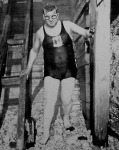 John Arthur Jarvis angol úszóbajnok a Szajna öblének átúszására készülődik