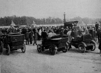 Automobilok a Place de la Concorde-on Párisban, az indulás előtt