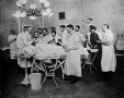Orvos kisasszonyok egy műtétnél Budapesten