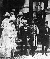 Péter király családjával, Danilo montenegrói trónörökössel és ennek neje társaságában