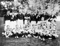 A Pozsonyi Torna Egylet csapata (ülő játékosok) és a WAC Bécsből