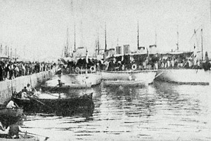 Angol torpedo-zuzók a fiumei kikötőben