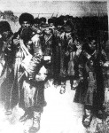 Orosz foglyokat kísérő japán katonák