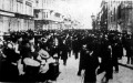 A Kossuth Lajos utczai korzó a virágárusitás betiltása után. A képünkön látható, hogy nők, gyermekek, urak kivétel nélkül tulipán-jelvénynyel jelentek meg. A néma tüntetés.