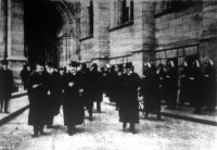 Kossuth Ferencz Thaly Kálmán és Sümegi Vilmos képviselőkkel távozik a képviselőház ülése után