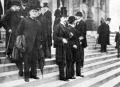 Az Országház lépcsőin Az Országház lépcsőin