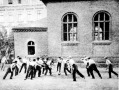 Labdarúgás a Markó utcai Főreálgimnázium udvarán