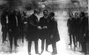 Roosevelt elnök bemutatja egymásnak az orosz és a japán tárgyalófeleket