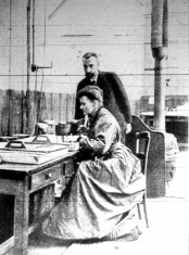 Curie és felesége a laboratoriumban