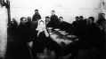 A budapesti szegények étkezése a Hernád utczában levő melegedő-szobában, ahol 4 fillérért meleg levest és kenyeret kapnak a szükölködők. Az éhező még a kőből is szivesen harapna egy darabot.