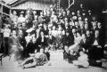 A M.Á.V. északi műhely két munkásának 25 éves jubileumára összegyűltek, középen az ünnepeltekkel A M.Á.V. északi műhely két munkásának 25 éves jubileumára összegyűltek, középen az ünnepeltekkel
