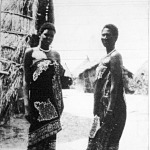 Keletafrikai divathölgyek. Fiatal suaheli-néger asszonyok, kansunak nevezett ruhájukban