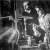 Curie asszony, a Sorbonne uj előadó-professzora, a laboratoriumban kisérletet végez a rádiummal. A kép még abból az időből való, amikor férjével együtt munkálkodott