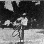 Lovag Pittoni Béla műkerékpározó kerékpárgyakorlatot mutat be