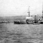 A győztes versenyző csapat elvonulása a parancsnoki hajó előtt
