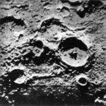 A Theophilus-kráter, melynek átmérője 64 méter. Az alatta levő Cyrillus nevű kis kráternek falait letörte a Theophilusról leömlő láva