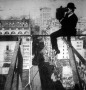 Egy newyorki fényképész 18 emeletnyi magasságból a város látképéről készit felvételt. Készült a Tolnai Világlapja részére - utánnyomás tilos