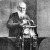 Lord Kelvin az általa feltalált hajó-compass előtt állva