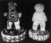 A bálványok közül a balról levő a tüzistent, a jobbról levő pedig a vadászat istenét ábrázolja