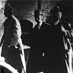 Pfeil gróf német katonatiszti ruhában és két védője
