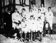 A Wiener Consular Akademie hockey-csapata és Muzsa Gyula a M.A.C. háznagya