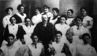 A szombathelyi tifuszjárvány alkalmából működött ápolónők, a kik nagy önfeláldozással ápolták a tifusz-betegeket
