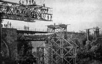 Huszonegy méter magas rácsos tartó és az első hídrészlet szabadon való szerelése