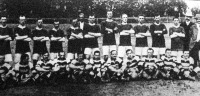 Manchester United angol labdarúgó csapat ( álló alakok) és a Ferenczvárosi Torna Club csapata (ülő alakok).