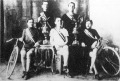 Az álló alakok balról jobbra: Szabó László és Rubes Ferenc. Az ülő alakok balról jobbra: Kocsis Ferenc, Kiss Sándor és Bernáth Ödön. A Condor Kerékpár Egylet azon tagjai, akik a 100 km-es staféta versenyben győztek: