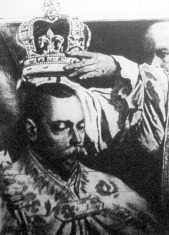 Az érsek felteszi V. György király fejére a koronát