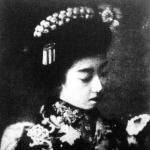 Japán asszony hajviselete virágdíszekkel