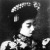 Japán asszony hajviselete virágdíszekkel