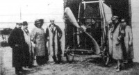 Bleriot mérnök, feleségével együtt, a mint a repülőgép motorja előtt balra állanak