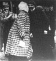 Bleriot Lajos, a mint az angol parton találkozik a feleségével, a ki boldogan megcsókolja a férjét