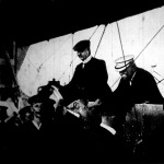 Zeppelin gróf kiszállása a II. kormányozható léghajóból a kölni gyakorló téren