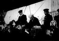 Zeppelin gróf kiszállása a II. kormányozható léghajóból a kölni gyakorló téren