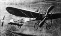 Bleriot Lajos francia aviatikus gépével angol területen le akar szállni