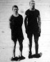 1. R. Walker (Délafrika)a 100 méteres síkfutás világbajnoka. 2. E. Duncker (Délafrika) Anglia gátfutó bajnoka. Délafrikai atléták Budapesten a Magyar Atlétikai Club őszi viadalán.
