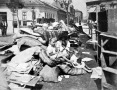 1912-ben szocziális kiadásokra is több jut. Kilakoltatott Kisfuvaros-utczai lakók a Kálvária-téren.