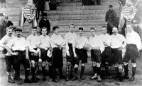 A BTC 1897 október 31-én szereplő csapata. Állnak: Stobbe F., Klebersberg G., Harsády I., Hajós-Guttmann A., Iszer K., Linder E., Ray F. (kapitány)